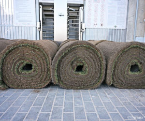 Na stadionie przy Struga praca wre.  Trwa układanie nowej murawy 