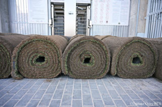 Na stadionie przy Struga praca wre.  Trwa układanie nowej murawy 