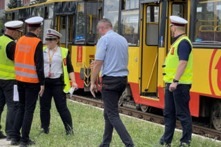 Czterolatek zginął pod tramwajem na Jagiellońskiej w Warszawie. Co wiemy o motorniczym. Dlaczego się nie zatrzymał i ciągnął dziecko kilkaset metrów po żwirowisku? 