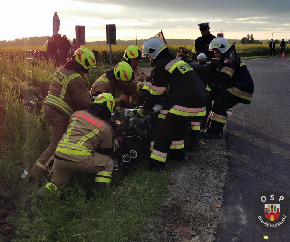 Motocyklista nagle zjechał z drogi i uderzył skarpę! Tragiczny wypadek pod Włocławkiem [ZDJĘCIA] 