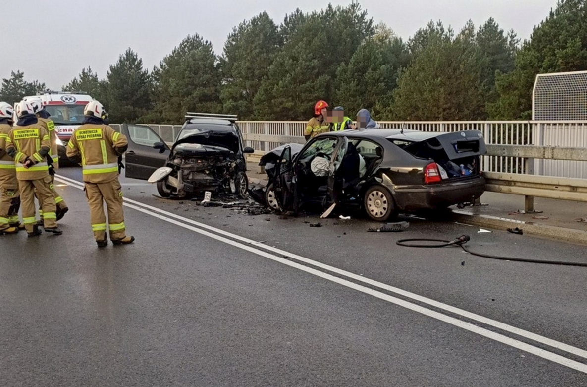 Potworny wypadek dwóch aut osobowych pod Mławą. Czołowo zderzyły się dwie skody. Trzy osoby ranne