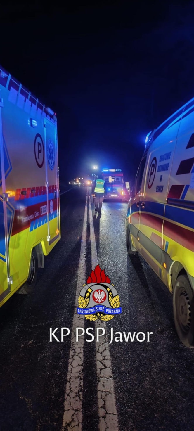 Dramat na trasie Wrocław - Jelenia Góra. Jedna osoba zginęła, cztery trafiły do szpitala