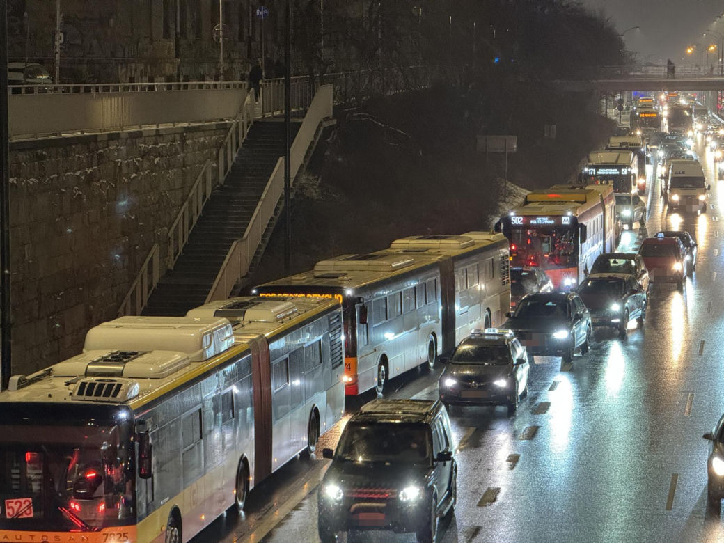 Totalny paraliż Warszawy. Gigantyczne opóźnienia autobusów i tramwajów, kierowcy w korkach