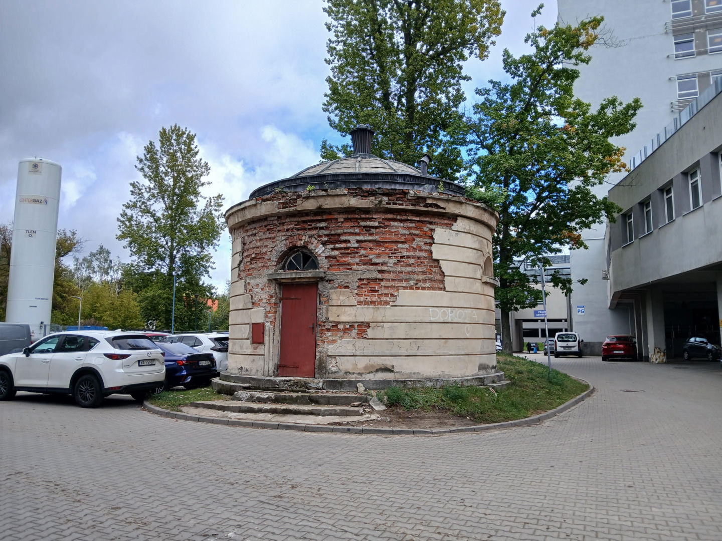 Zabytkowa rotunda na terenie szpitala MSWiA w Warszawie