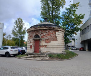 Zabytkowa rotunda na terenie szpitala MSWiA w Warszawie