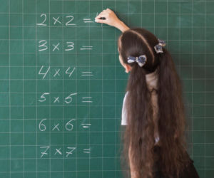 Szybka powtórka z podstawówki. Obliczysz x w równaniu: (8+4)×2−12:6×x=20?