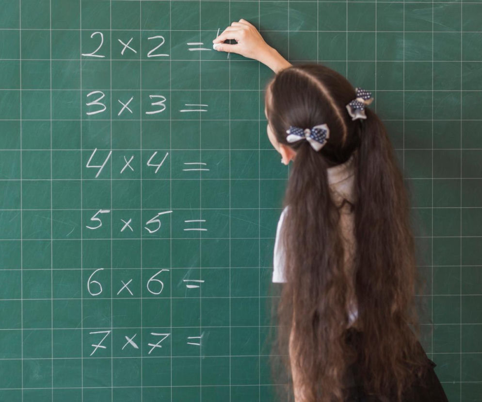 Szybka powtórka z podstawówki. Obliczysz x w równaniu: (8+4)×2−12:6×x=20?