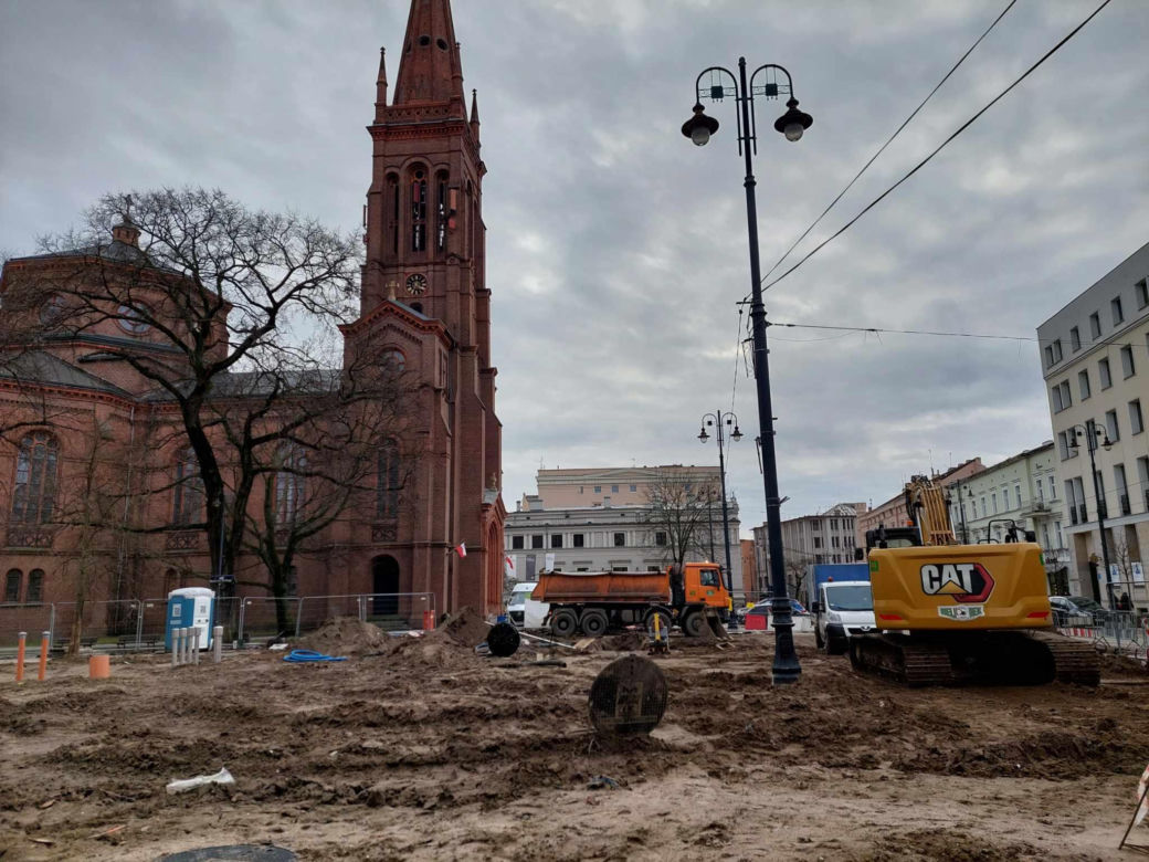 Plac Wolności to ciągle plac budowy. Przed kościołem mają być jak najlepsze warunki do handlu kwiatami [WIZUALIZACJE, ZDJĘCIA]