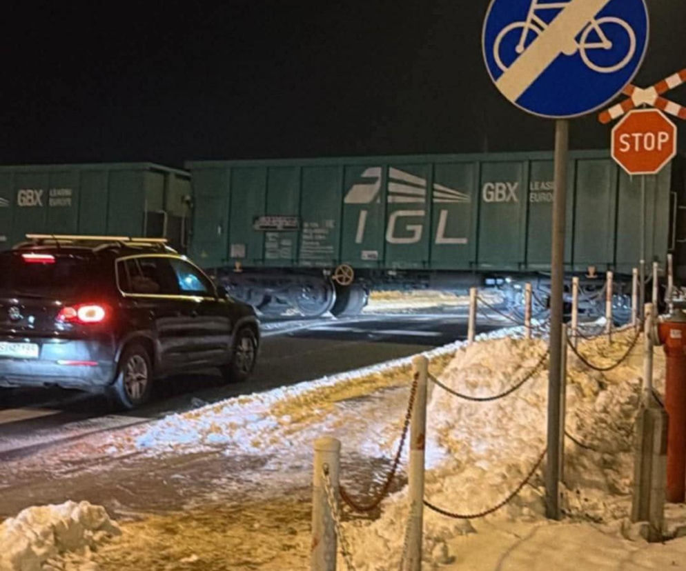 Na przejeździe przy ul. Piaskowej w Siedlcach auto osobowe wjechało pod pociąg towarowy