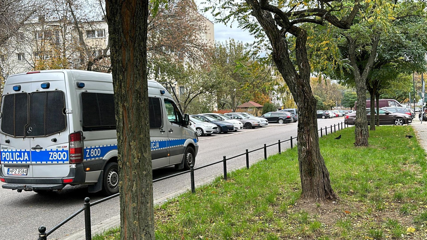 Atak maczetą na Bielanach. Trwa obława za sprawcą. Policja apeluje do świadków