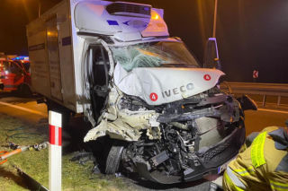 Wypadek w Jordanowie. Dwie osoby ranne w zderzeniu busa z ciężarówką