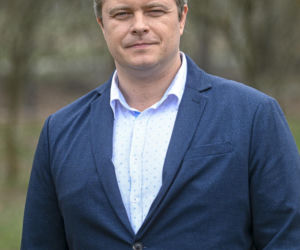 Tomasz Schuchardt kiedyś i dziś. Aktor słynie z metamorfoz, bywa niemal nie do poznania