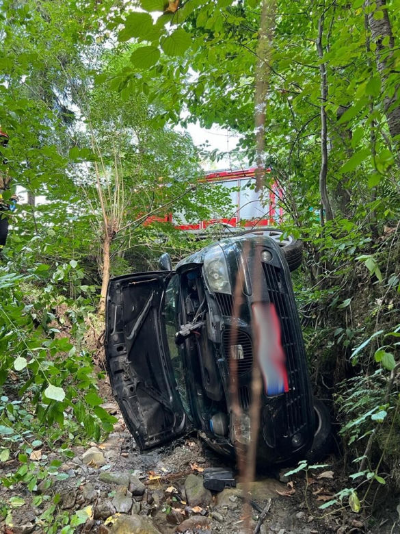 Fatalny błąd kierowcy seata! Nie opanował samochodu i wylądował w rowie
