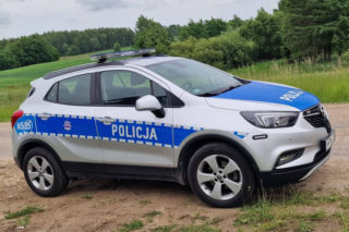 Ogień został szybko opanowany przez strażaków i nie zagroził pobliskim budynkom, jednak zdarzenie zakończyło się dramatycznie dla jednego z mężczyzn przebywających na miejscu