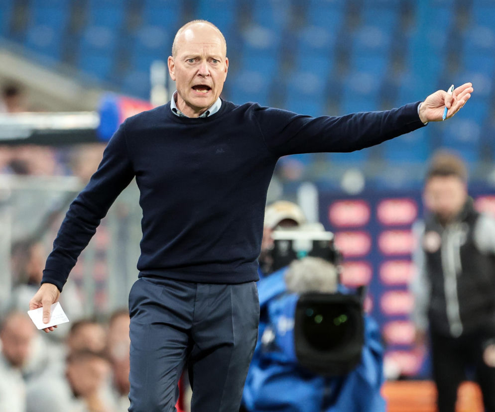 Trener Lecha Niels Frederiksen wykrzykuje instrukcje na boisku. O kulisach meczu z Legią przeczytasz na SE Supersport.