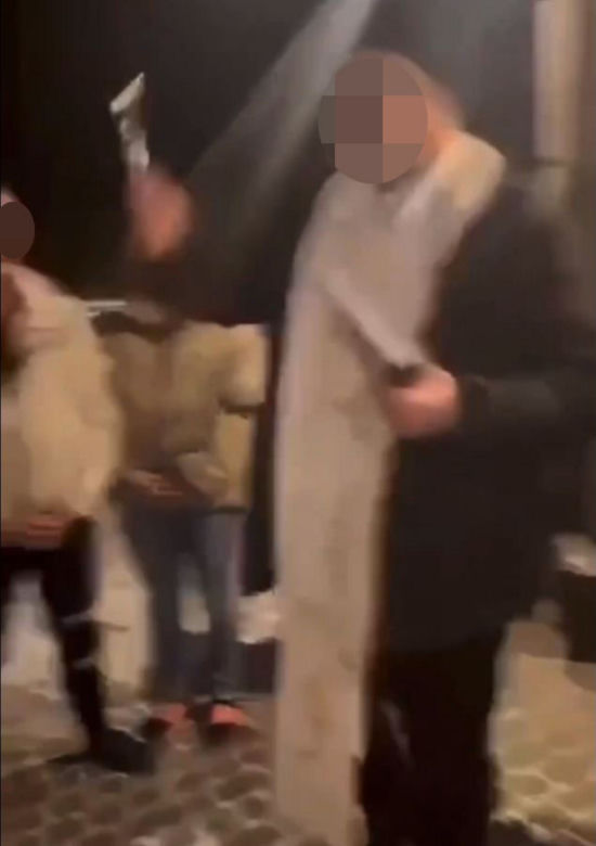 Chrzest Maybacha na Podlasiu. Ksiądz majtał kropidłem jak szalony