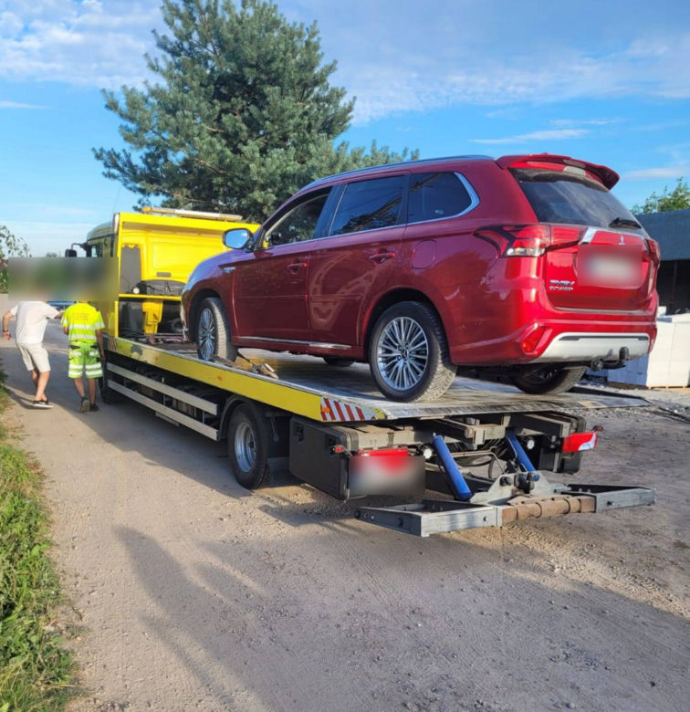  Ukradli mitsubishi z Niemiec, ukrywali je na posesji w Radzyminie. Grupa „Skorpion” zatrzymała złodziei auta
