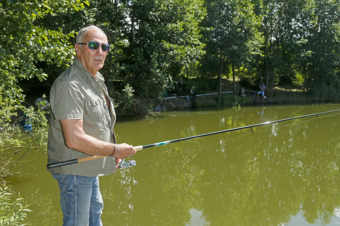 Karol Strasburger złowił rybę, dostał rower