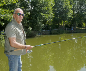 Karol Strasburger złowił rybę, dostał rower