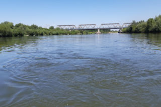 Akcja ratunkowa w Ostrowie: 2 osoby w Dunajcu, na miejscu 22 strażaków