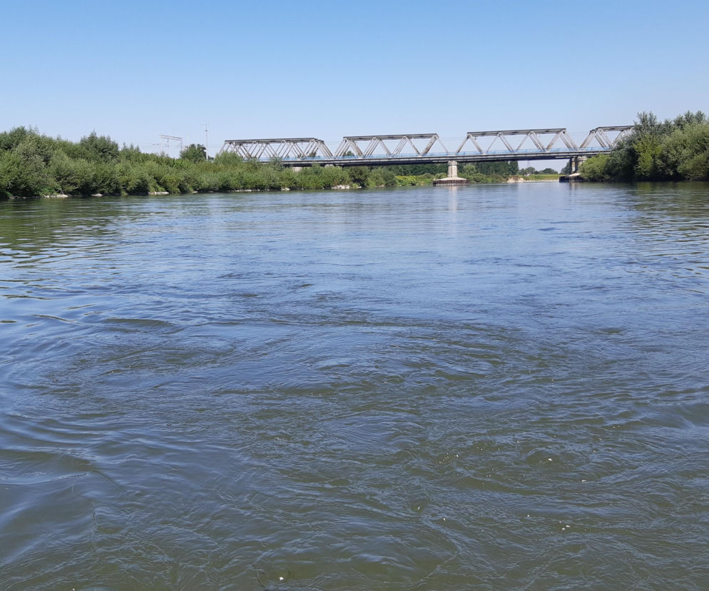 Akcja ratunkowa w Ostrowie: 2 osoby w Dunajcu, na miejscu 22 strażaków