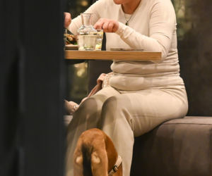 Monika Richardson z dzieckiem i pieskiem