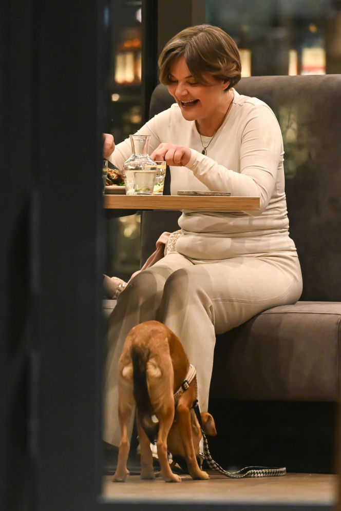 Monika Richardson z dzieckiem i pieskiem