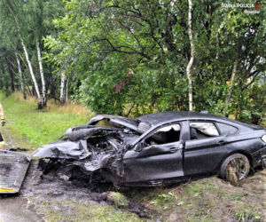 Śląskie: Groźny wypadek na DK81. Ojciec wiózł trójkę dzieci do szkoły. Samochód rozbił się na drzewie [ZDJĘCIA]