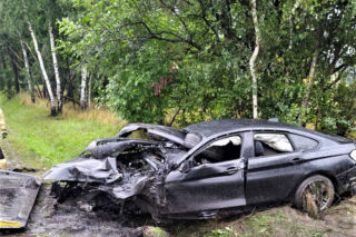 Śląskie: Groźny wypadek na DK81. Ojciec wiózł trójkę dzieci do szkoły. Samochód rozbił się na drzewie [ZDJĘCIA]