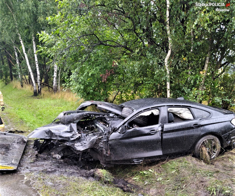Śląskie: Groźny wypadek na DK81. Ojciec wiózł trójkę dzieci do szkoły. Samochód rozbił się na drzewie [ZDJĘCIA]