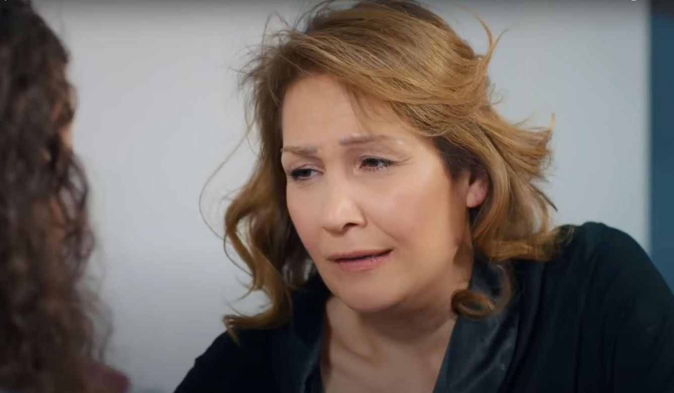 Policja znajduje ciało porywacza Ragipa i przychodzi po Melis. Ta chwyta za broń! Szybko okazuje się jednak, że to tylko zły sen Feraye.