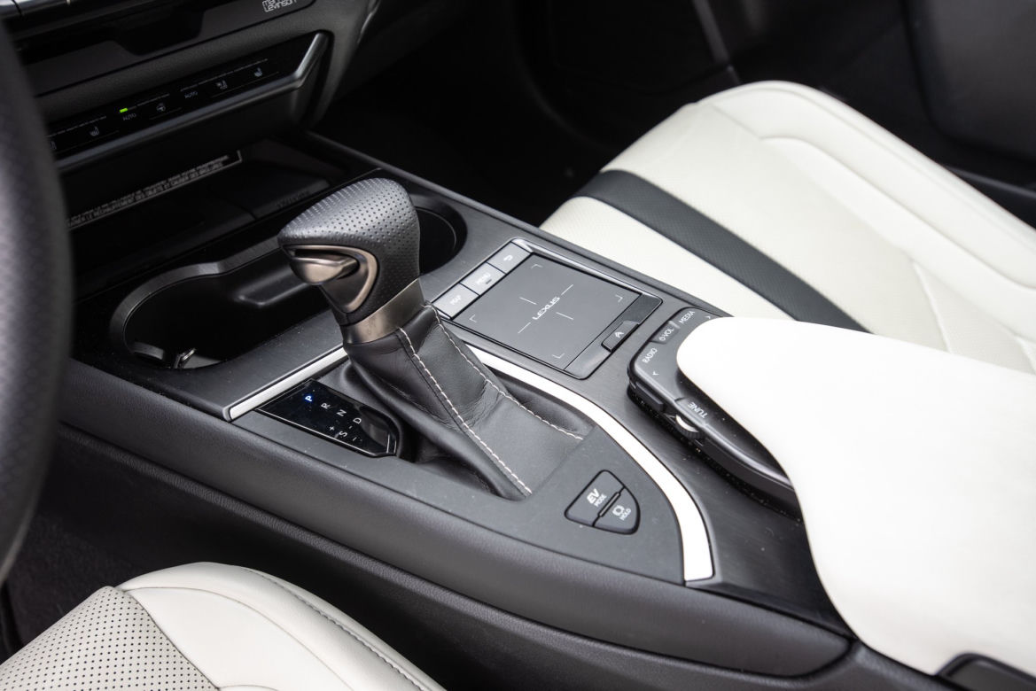 Range Rover Evoque D240 HSE vs Lexus UX 250h 