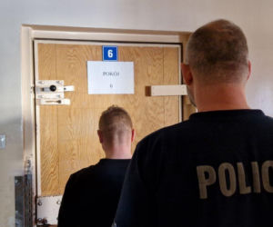 Pieniądze leżały na ziemi, więc je wzięli. Teraz staną przed sądem