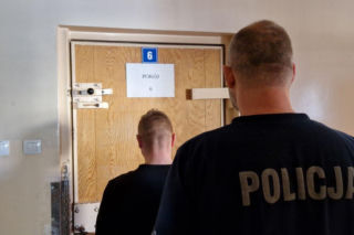 Pieniądze leżały na ziemi, więc je wzięli. Teraz staną przed sądem