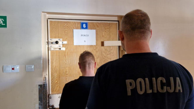 Pieniądze leżały na ziemi, więc je wzięli. Teraz staną przed sądem