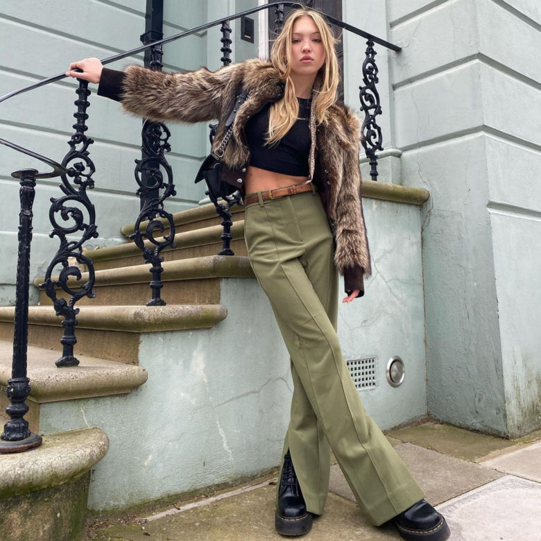 19-letnia córka Kate Moss na odważnych zdjęciach. O mamie mówi: "Jest stara, nudna i nosi dresy