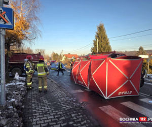 Śmiertelny wypadek w Nowym Wiśniczu. Zderzenie ciężarówki z busem na DW 965. Droga jest zablokowana