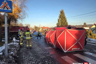 Śmiertelny wypadek w Nowym Wiśniczu. Zderzenie ciężarówki z busem na DW 965. Droga jest zablokowana