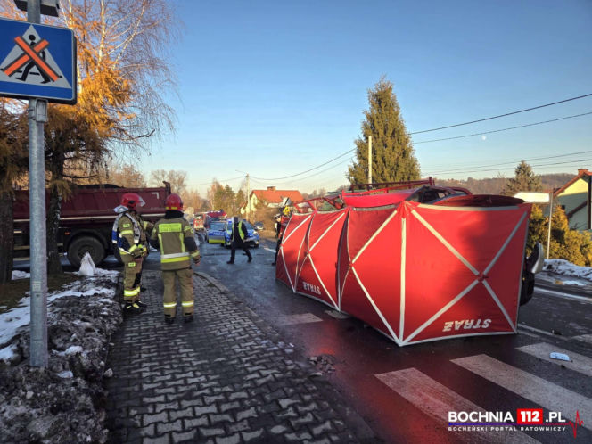 Śmiertelny wypadek w Nowym Wiśniczu. Zderzenie ciężarówki z busem na DW 965. Droga jest zablokowana