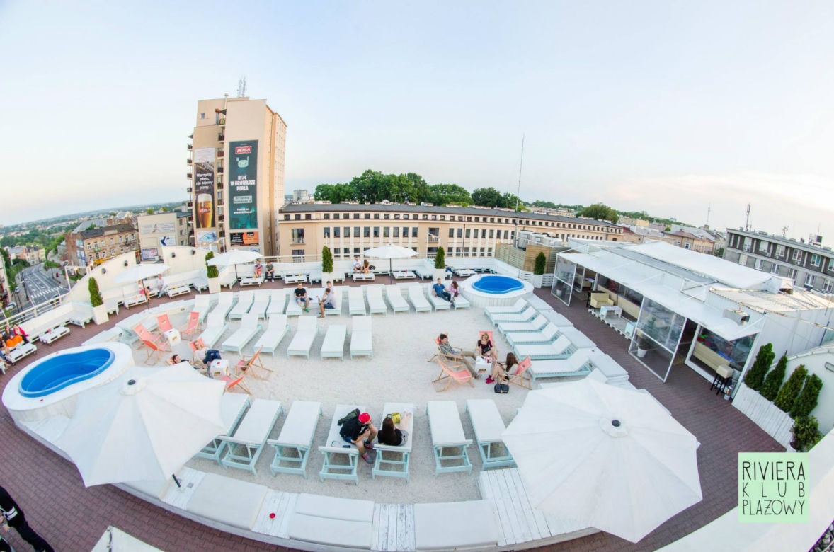 Plaża na dachu czynna jest od środy do soboty