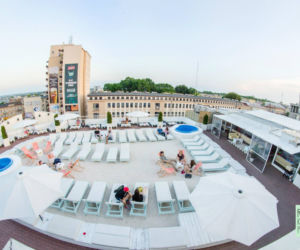 Plaża na dachu czynna jest od środy do soboty