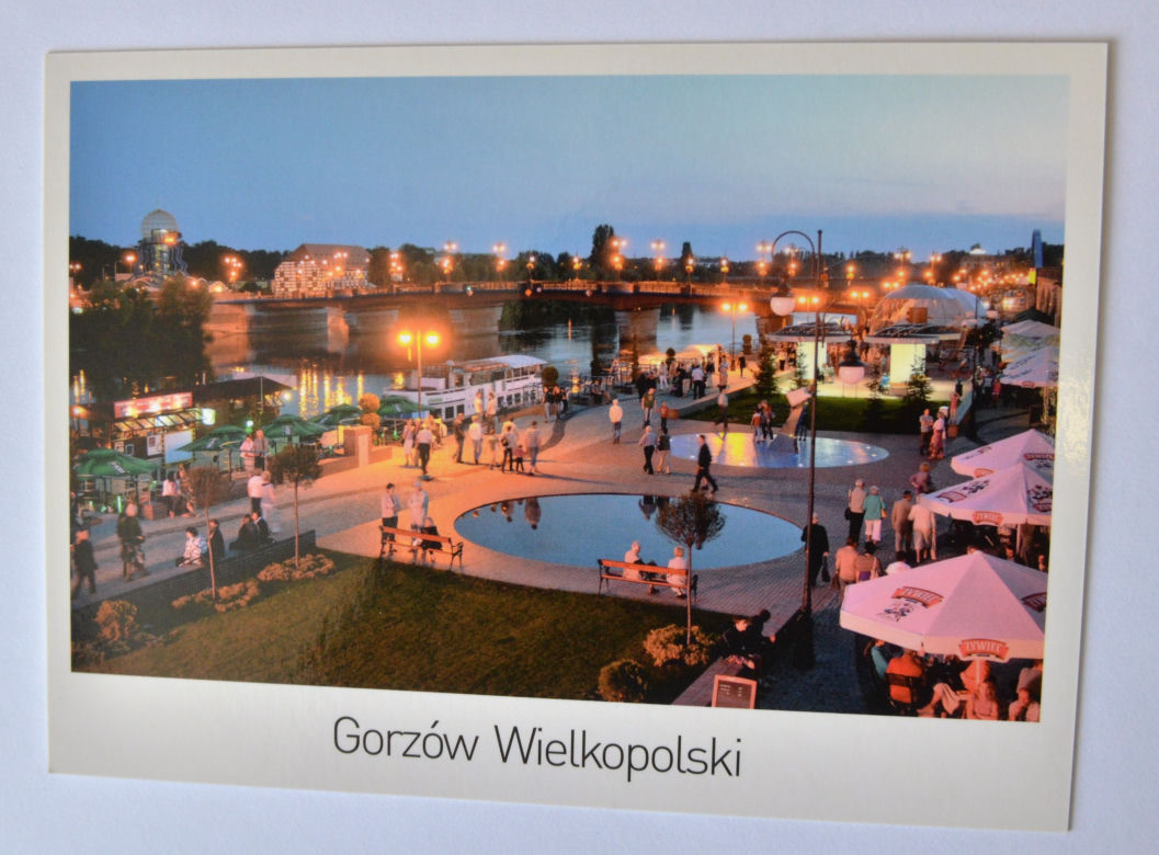 Urzędnicy rozdają pocztówki. Zobaczcie kilka. 