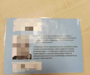 Kobieta parkowała swoje volvo na miejscu dla niepełnosprawnych  