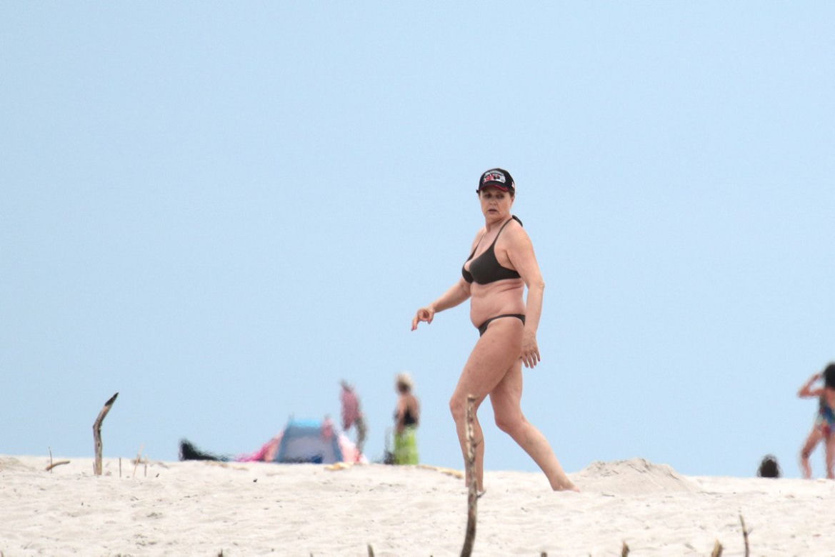 Boska Szapołowska, aktorka na plaży