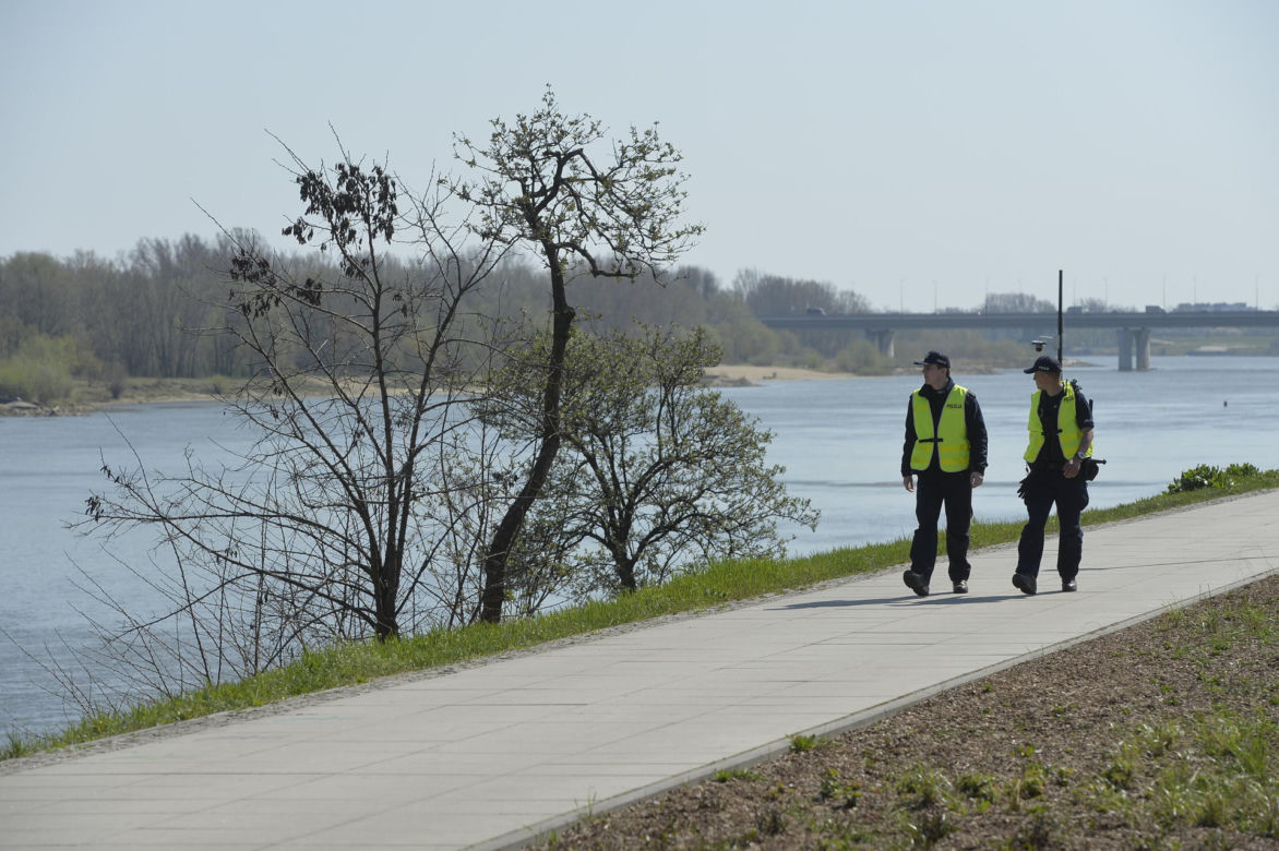 Dramat na bulwarach wiślanych. Napadli na parę i brutalnie pobili. Bo rozmawiali w obcym języku 