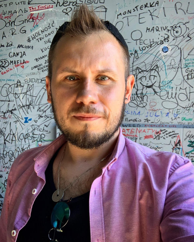 Łukasz Kachnowicz był księdzem, jest gejem i walczy z PiS