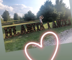 Joanna Wołosz na tle napisu Hłanita i Anżej
