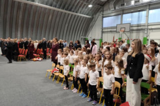 Dzieci z podstawówki w Pniewie mogą korzystać z nowej hali sportowej