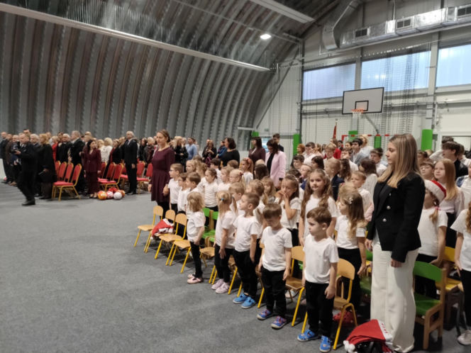 Dzieci z podstawówki w Pniewie mogą korzystać z nowej hali sportowej