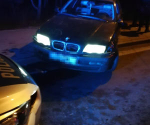Śląskie: Kierowca BMW chciał staranować radiowóz, ale sam wypadł z drogi [ZDJĘCIA]